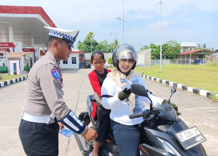 Satlantas Polres Lingga Edukasi Pengendara Melalui Pembagian Brosur Keselamatan