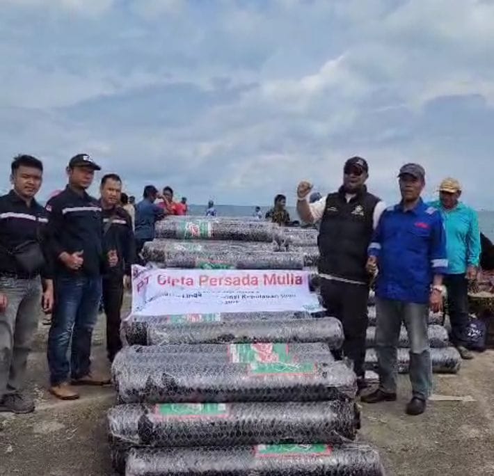 PT. Citra Persada Mulia Salurkan 30 Gulung Kawat Bubu untuk Nelayan Desa Pekajang