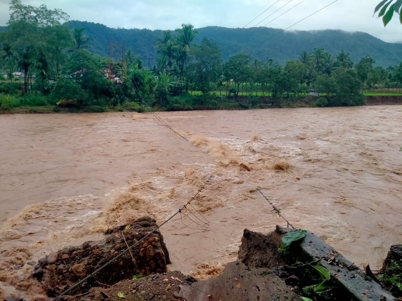 Baru Selesai Diperbaiki, Jembatan Gantung Alahan Panjang Kembali Ambruk Dihantam Banjir