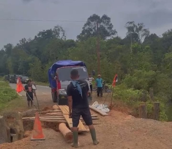 Jembatan Penarek–Daek Putus, Sopir Truk Protes Lambannya Respons Pemerintah