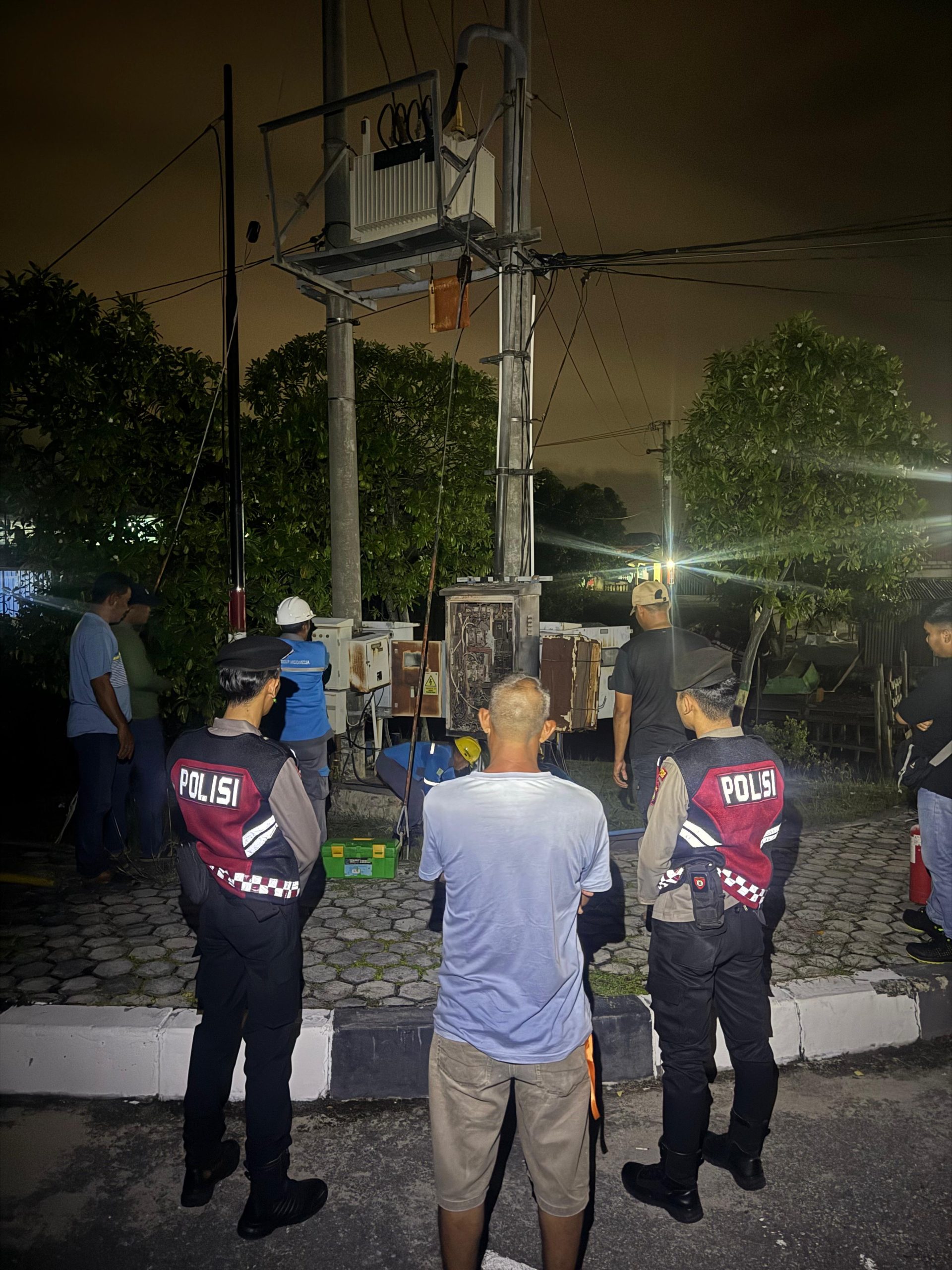 Respon Cepat Sat Samapta Polres Karimun Pengamanan TKP Kebakaran Travo Listrik