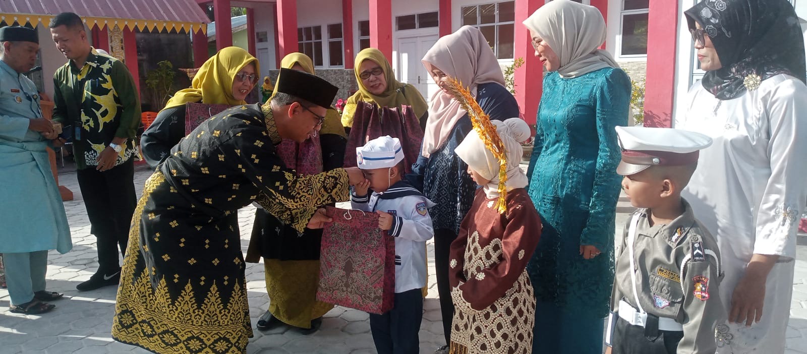 Bupati Karimun Dorong Pemerataan Pendidikan Lewat Program Seragam Sekolah Gratis