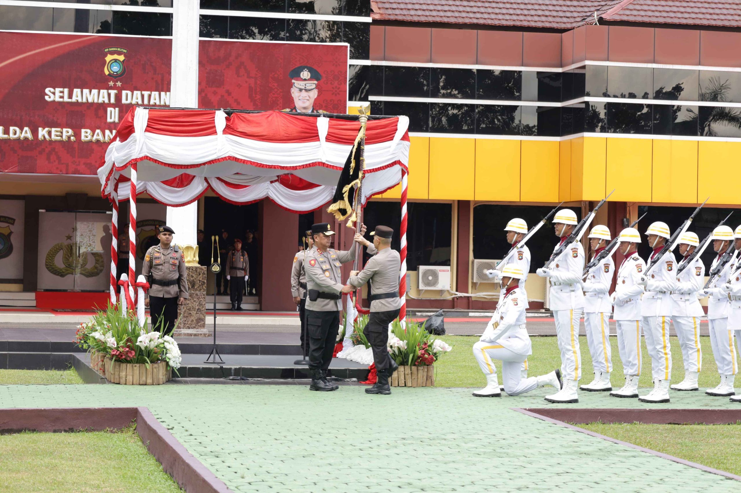 Irjen Pol Viktor Terima Pataka Dari Irjen Pol Hendro, Tandai Estafet Kepemimpinan Polda Babel