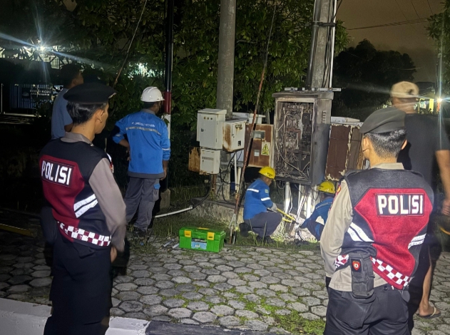 Sat Samapta Polres Karimun Respons Cepat Kebakaran Travo Listrik di Coastal Area