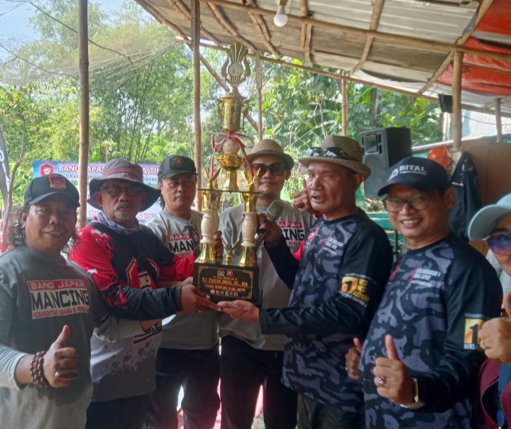 Piala Bergilir Fahira Idris Diperebutkan dalam Lomba Mancing Bang Japar pada Hari Pahlawan