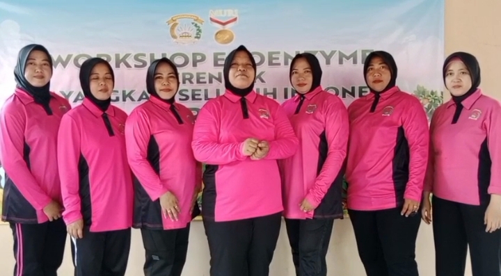 Bhayangkari Sumpiuh Peragakan Eco-Enzyme, Edukasi Lingkungan Dimulai dari Polsek