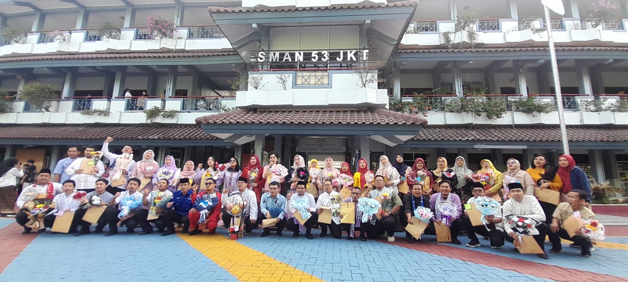 Komite dan Orang Tua Murid Ambil Alih Tugas Upacara Hari Guru di SMAN 53 Jakarta