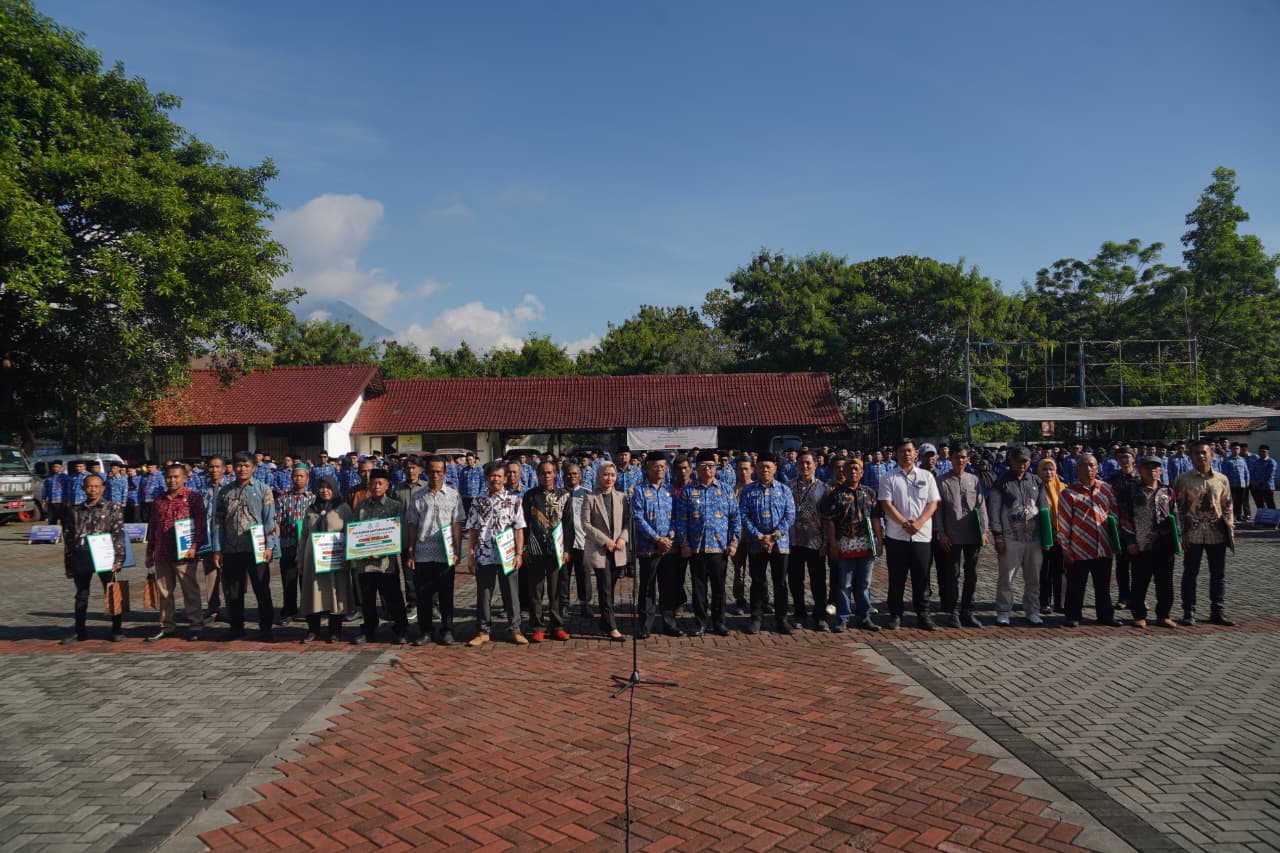 Bupati Garut Serahkan Bantuan Alsintan dan Premi Asuransi Tani