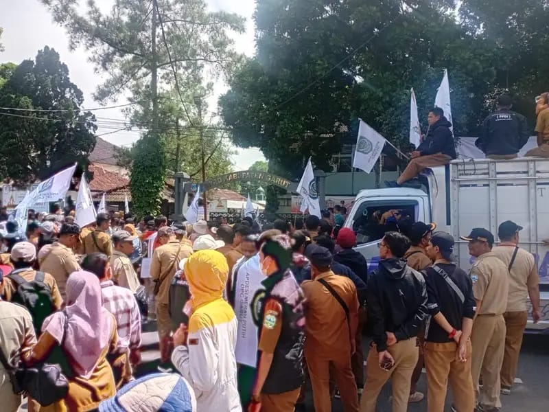 Kepala Desa Garut Geruduk DPRD, Tuntut Kejelasan Kebijakan Dana Desa