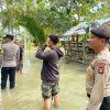Polsek Singkep Barat dan Pemuda Peduli Lingga Bantu Korban Banjir Rob