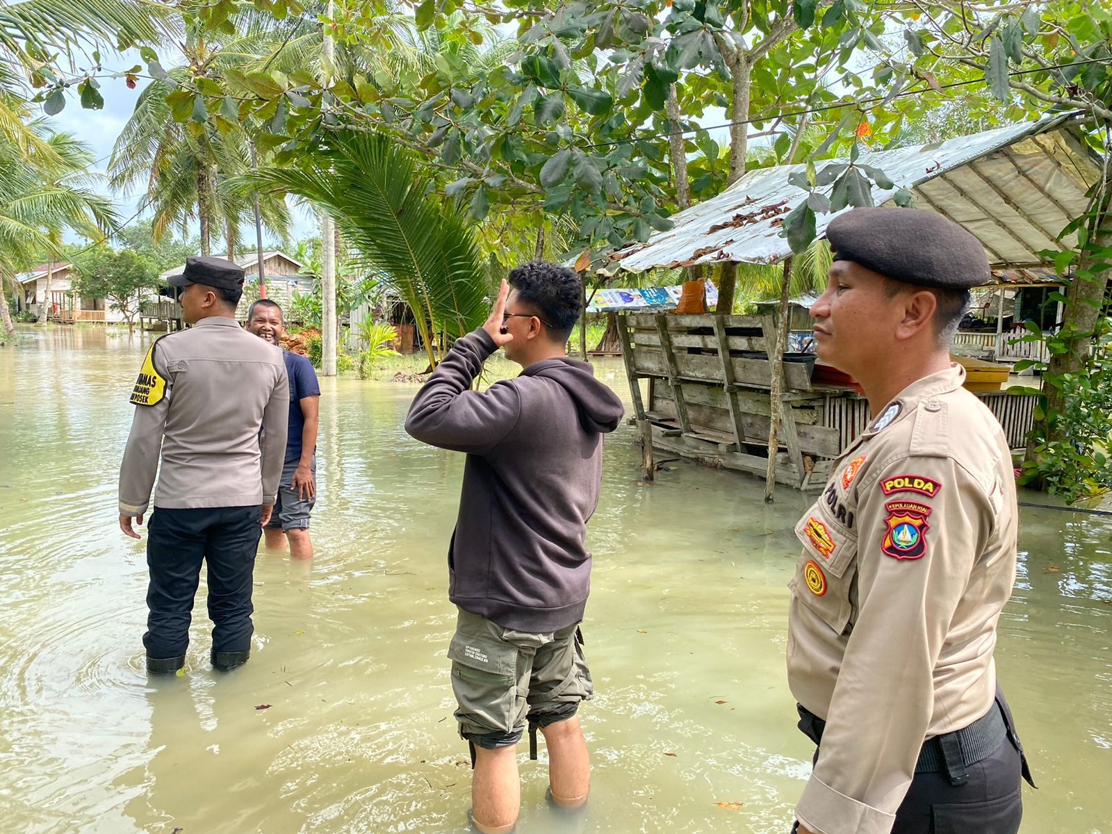 Polsek Singkep Barat dan Pemuda Peduli Lingga Bantu Korban Banjir Rob