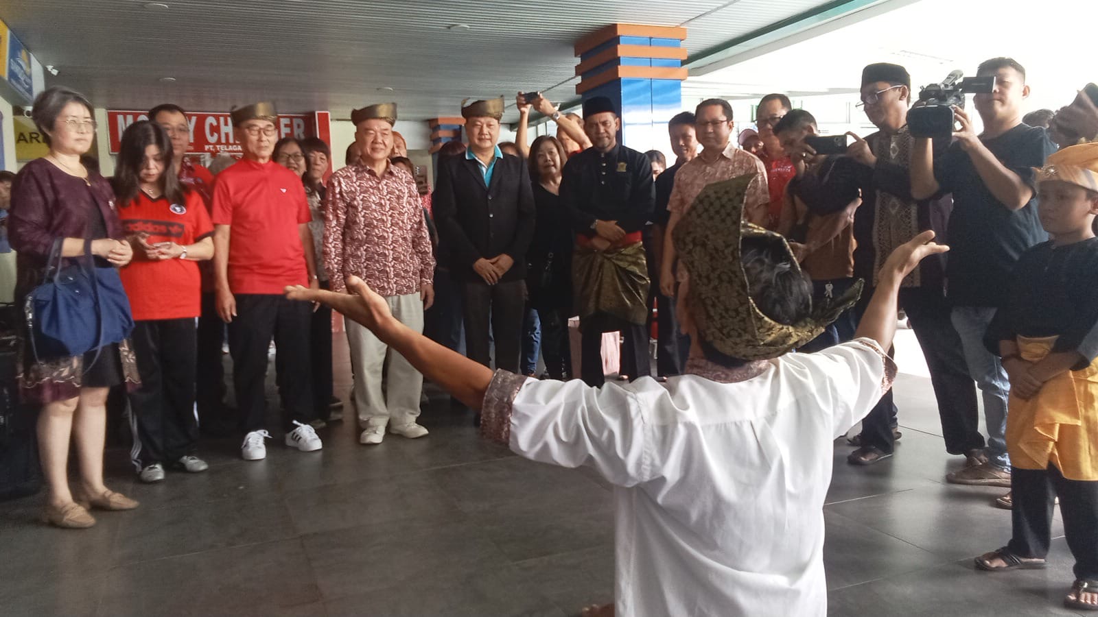 HUT ke-25 PSMTI: 150 Wisatawan Singapura Disambut dengan Tradisi Melayu