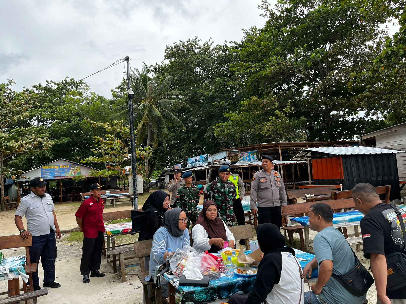 Polisi Hadir Dekat Masyarakat, Pospam Tanjung Tinggi Laksanakan Patroli Humanis di Kawasan Wisata