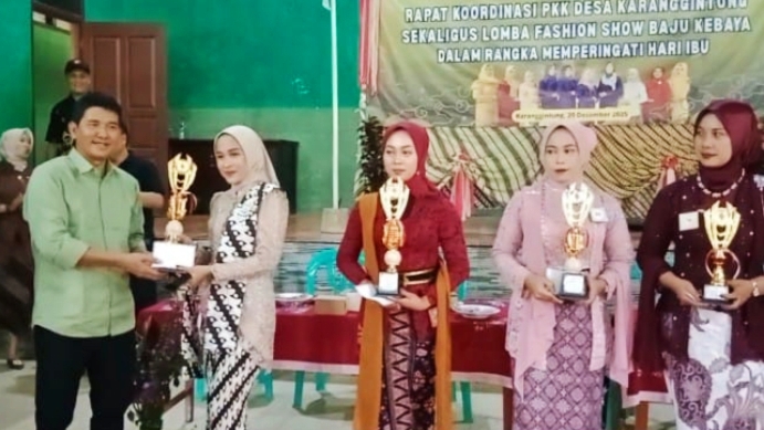 Peringati Hari Ibu 2025, PKK Desa Karanggintung Gelar Rapat Koordinasi dan Fashion Show Kebaya