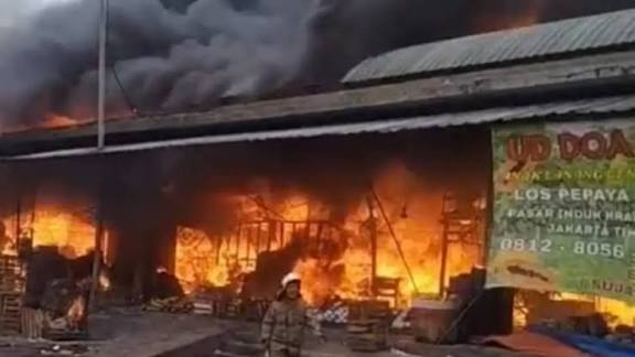 Kebakaran Menyerang Pasar Induk Kramat Jati, 16 Mobil Damkar Dikerahkan