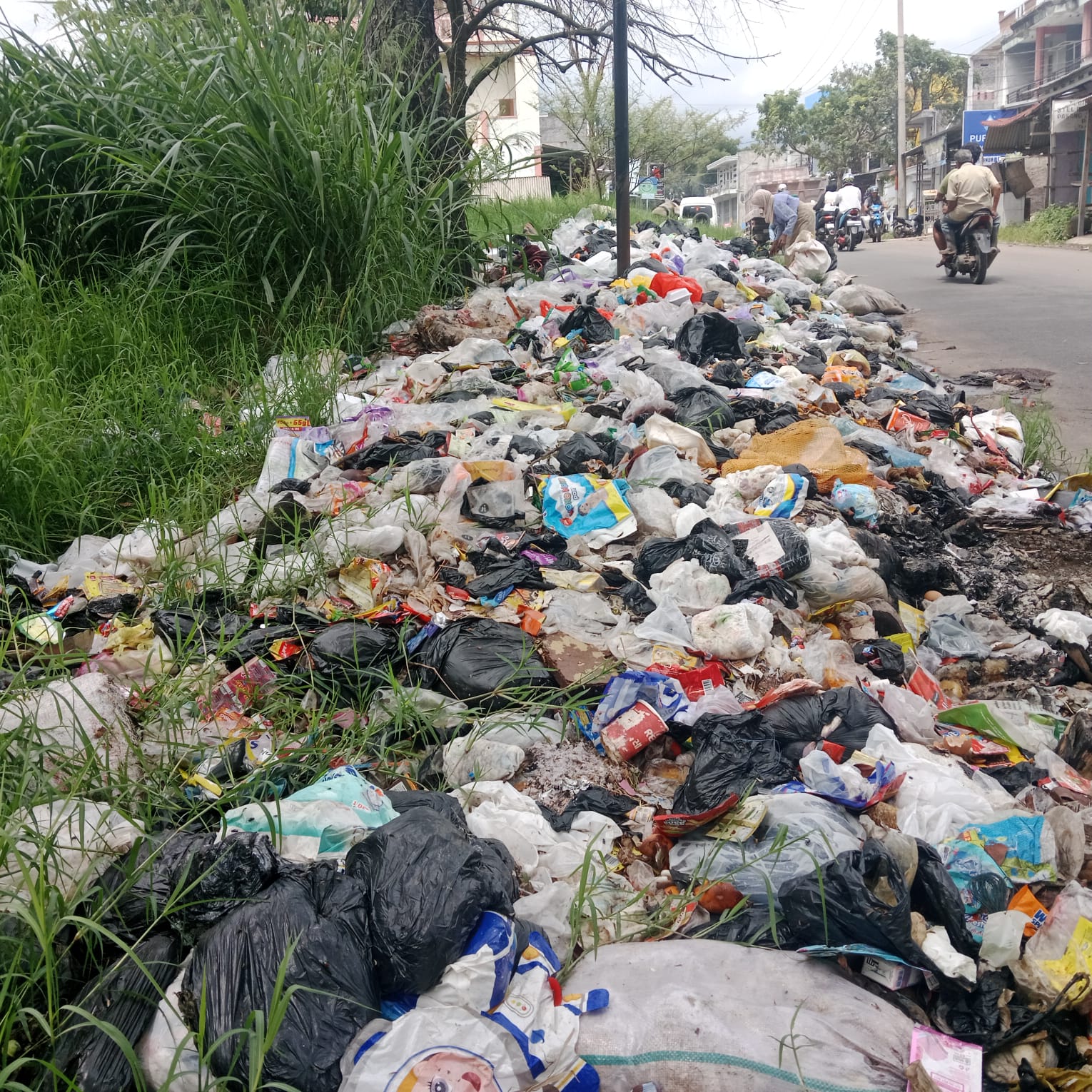 Sampah Menumpuk di Jalur Menuju Pasar Andir Garut, Warga Resah