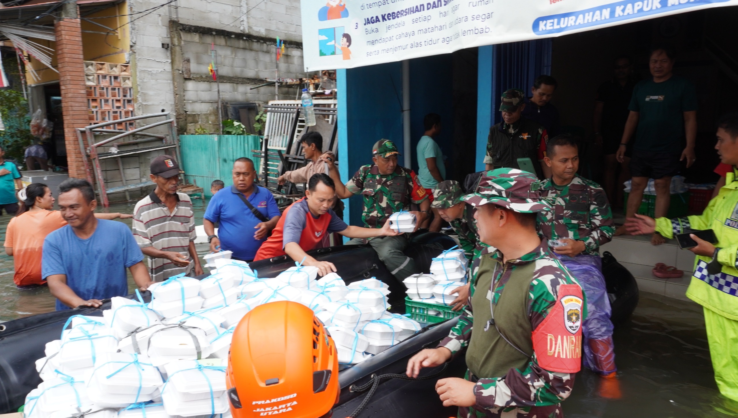 Kodim 0502/Jakarta Utara Bantu Warga Terdampak Banjir di Kapuk Muara