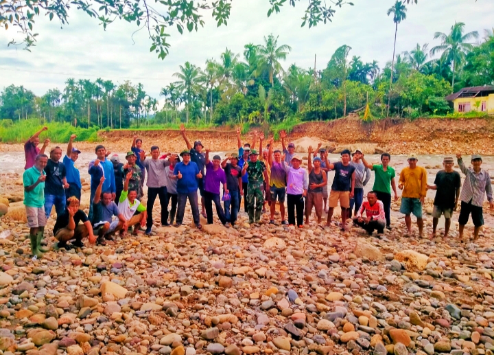 TNI Ajak Warga Ganggo Mudiak Gotong Royong Bangun Kembali Jembatan Gantung