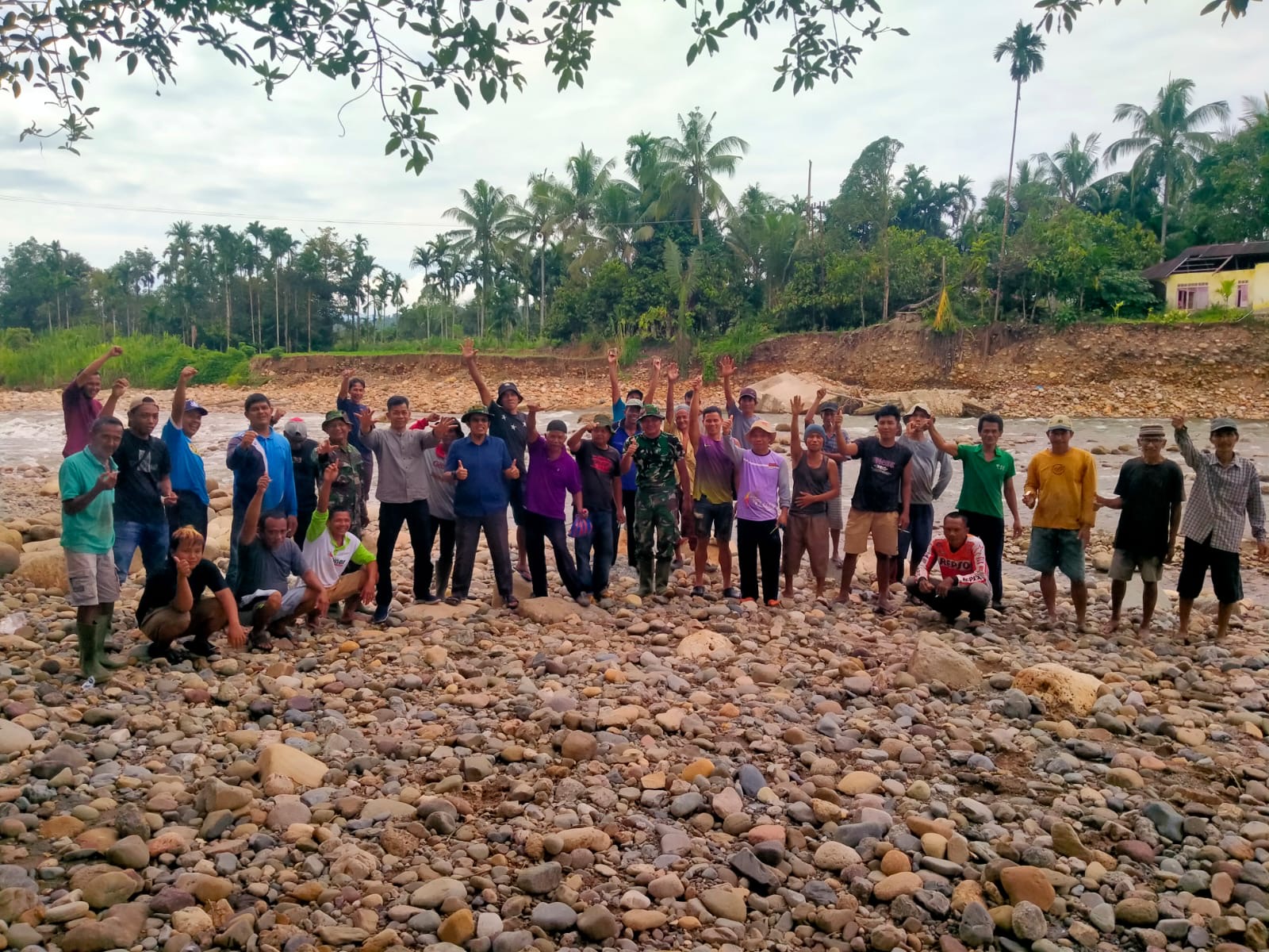 Warga Ganggo Mudiak dan TNI Gotong Royong Bangun Jembatan Gantung