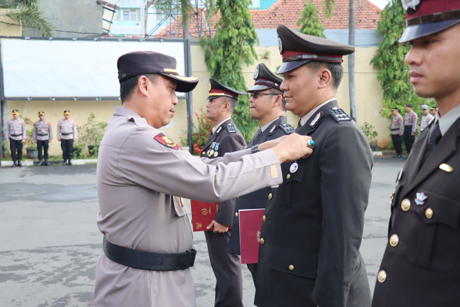 21 Personel Polres Pekalongan Kota Terima Tanda Kehormatan Negara