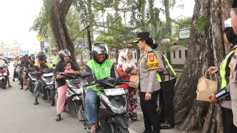 Pererat Silaturahmi, Polres Karimun Bagikan Takjil