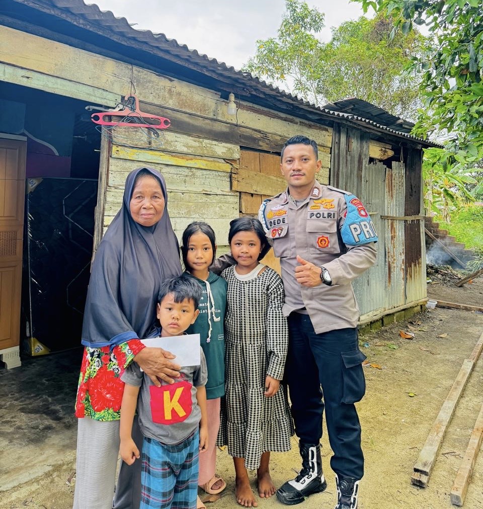 Aksi Sosial, Brigpol Yohanes Bedah Rumah Nenek Penjual Daun Pakis