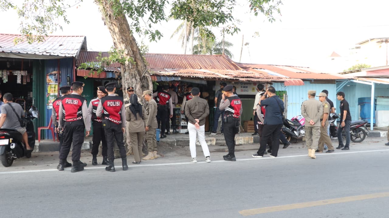 Polres Karimun Tertibkan 11 Toko Penjual Miras dan Rokok Ilegal di Telaga Tujuh