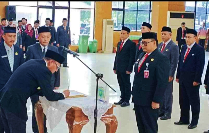Bupati Belitung Lantik 10 Pejabat Eselon II, Tegaskan Nol Toleransi Korupsi dan Kinerja Berdampak Nyata