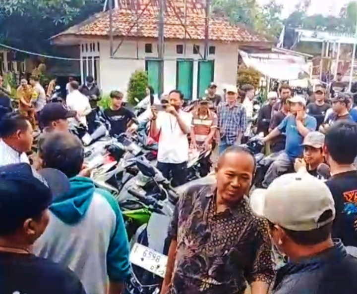 Ratusan Warga Karangmukti Protes Kades Kembali Ngantor Usai Ditangkap Kasus Narkoba