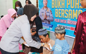 Kapolres Didampingi Para Pejabat Utama dan Personel Polres Karimun Bagikan 500 Paket Takjil Untuk Warga