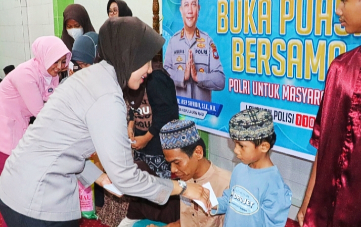 Kapolres Didampingi Para Pejabat Utama dan Personel Polres Karimun Bagikan 500 Paket Takjil Untuk Warga