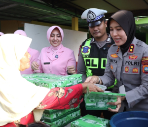 Polres Karimun Bagikan 400 Paket Takjil, Momentum Mempererat Silaturahmi Aparat dan Warga Masyarakat