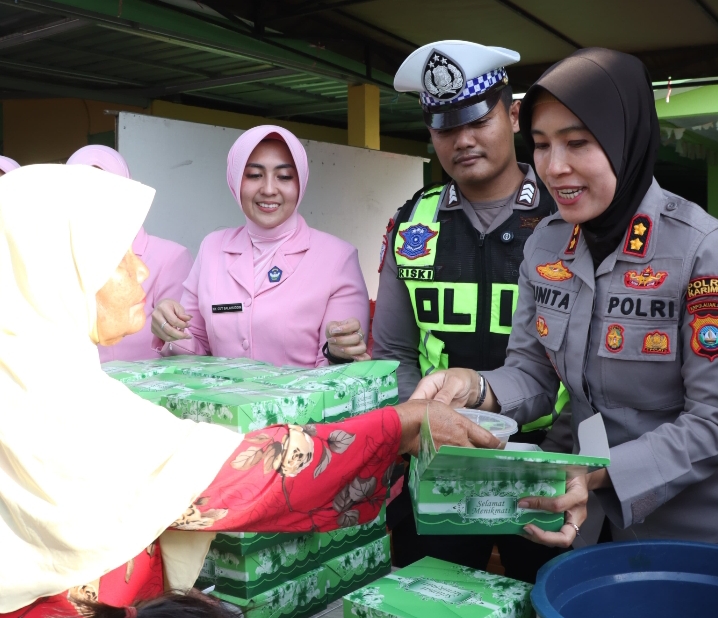 Polres Karimun Bagikan 400 Paket Takjil, Momentum Mempererat Silaturahmi Aparat dan Warga Masyarakat