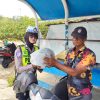 Satlantas Polres Karimun Bagikan Helm ke Pengemudi Ojek dalam Operasi Keselamatan Seligi 2026