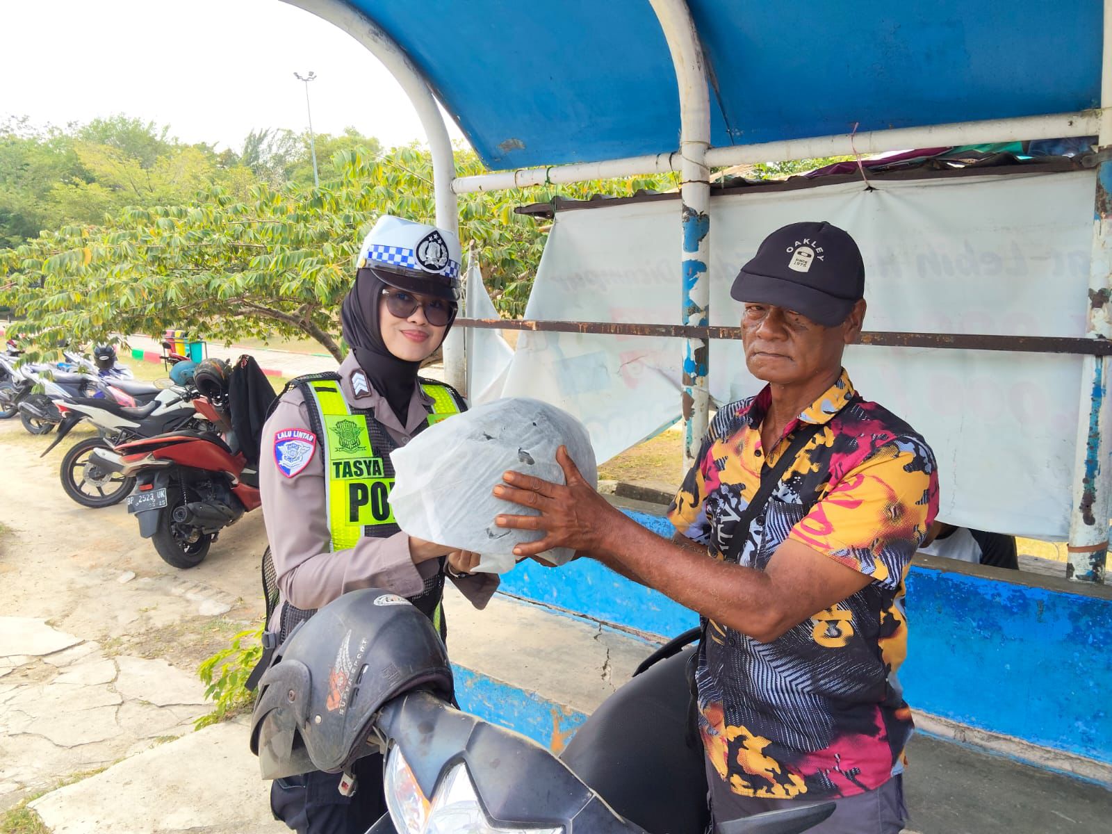 Satlantas Polres Karimun Bagikan Helm ke Pengemudi Ojek dalam Operasi Keselamatan Seligi 2026