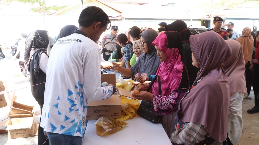 Ratusan Warga Serbu Pasar Murah Polres Karimun di Pasar Puan Maimun