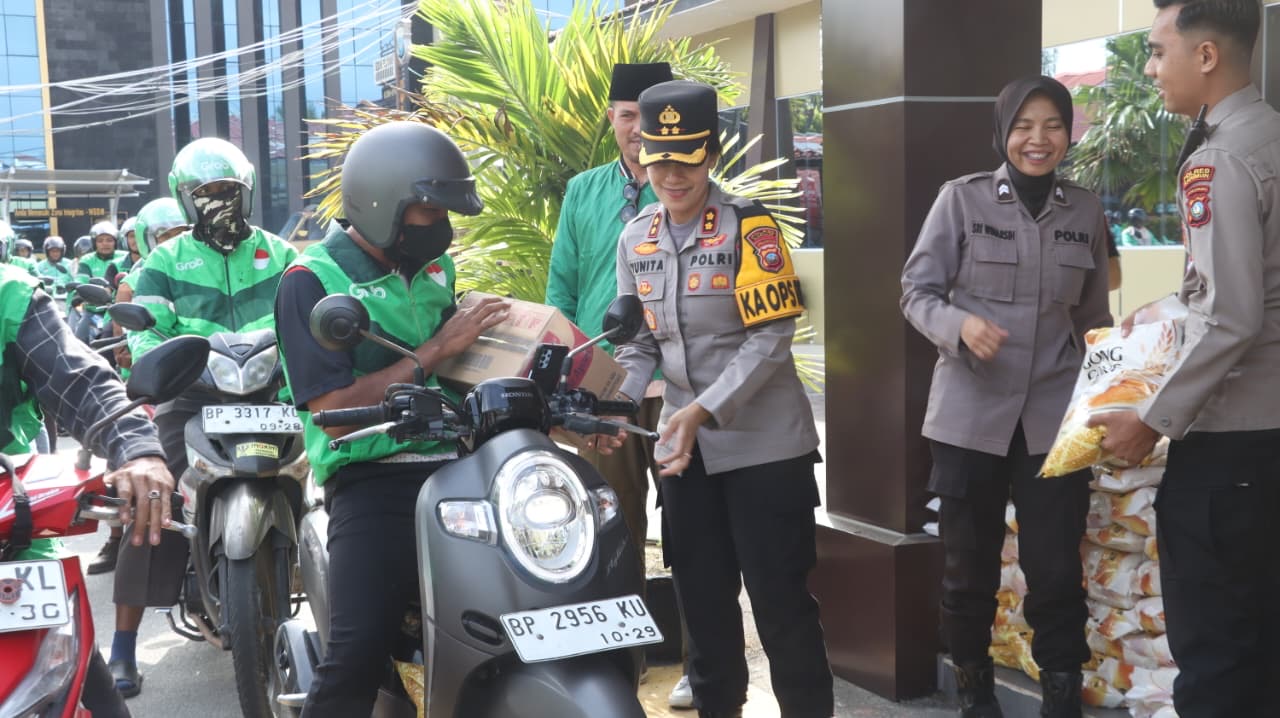Polres Karimun Salurkan 300 Paket Bansos kepada Pengemudi Ojol