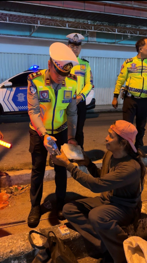 Polantas Karimun Bagi Sahur Gratis dan Intensifkan Patroli Dini Hari