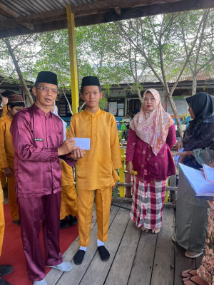 SMPN 1 Tanah Merah Tutup Pesantren Kilat dengan Santunan 77 Anak Yatim