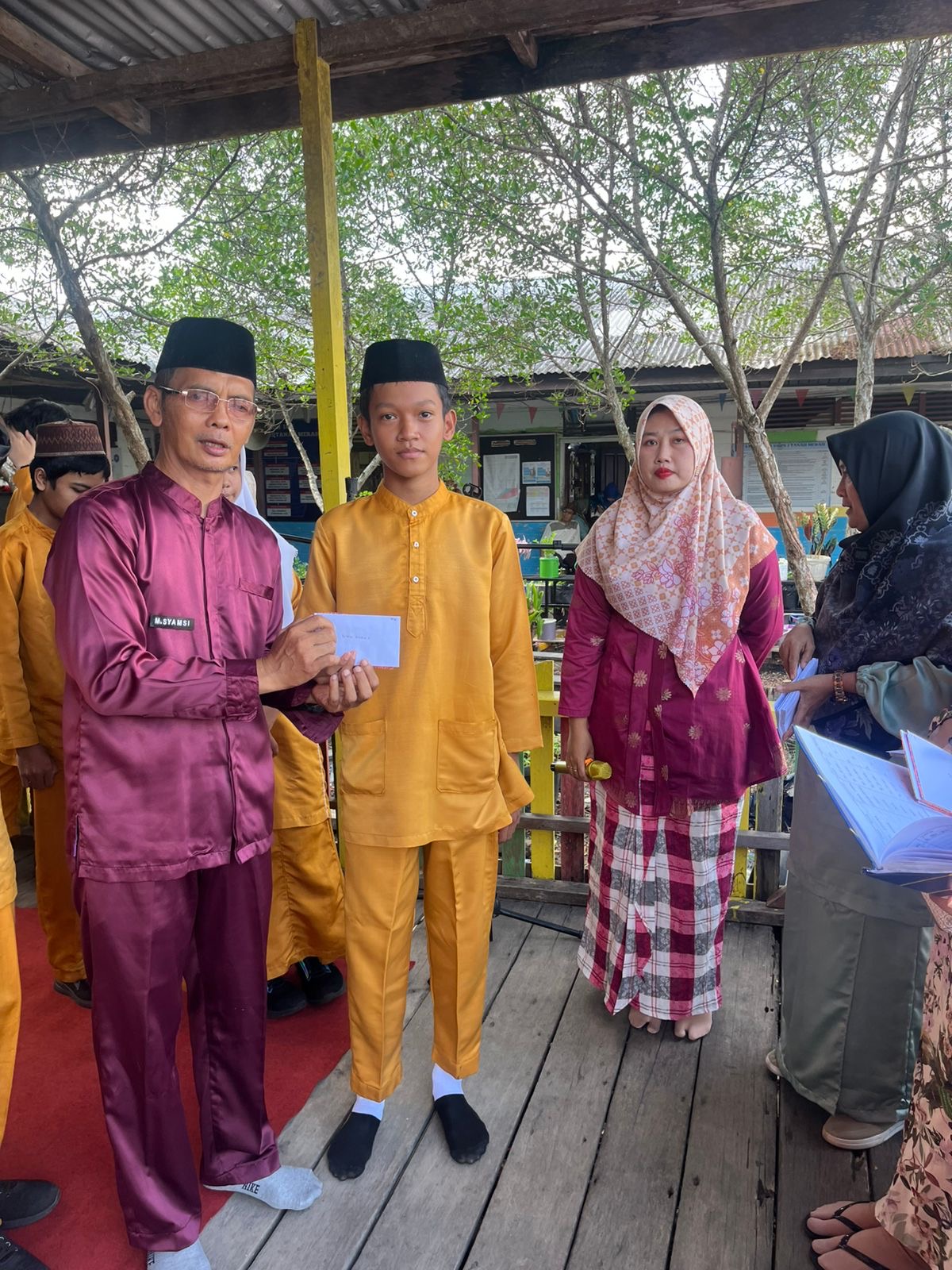 SMPN 1 Tanah Merah Tutup Pesantren Kilat dengan Santunan 77 Anak Yatim
