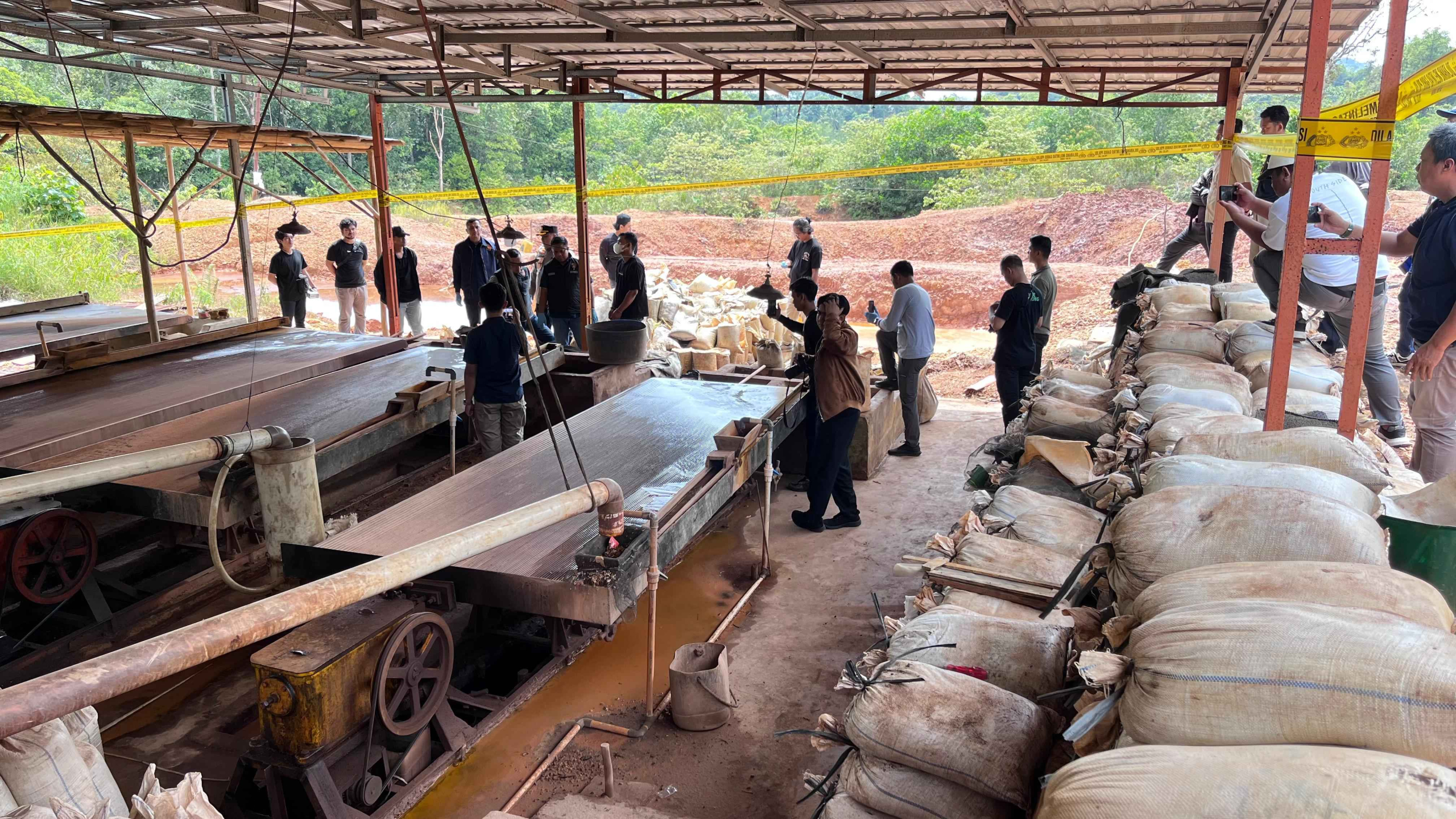 Bareskrim Polri dan Polda Babel Gerebek Lokasi Pengelolaan Pasir Timah Ilegal Di Beltim