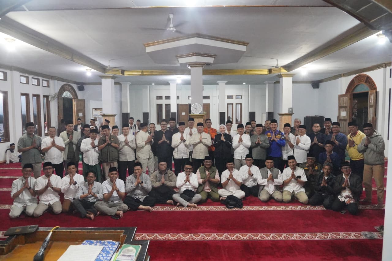 Pejabat dan Masyarakat Desa Mekarsari Berbaur di Ajang Rumaksa Manjang Waluya