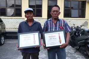 Kapolda Babel Beri Penghargaan Kepada Dua Nelayan Penemu 42 Kg Sabu Di Belitung