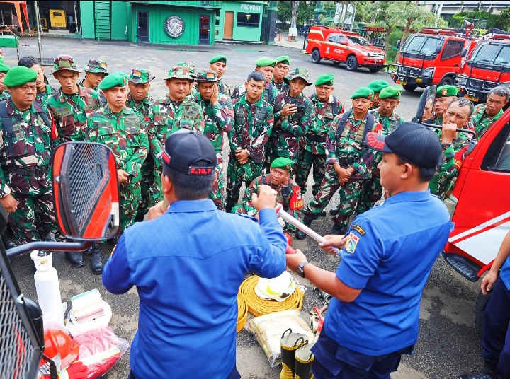 Kodim 0502/Jakarta Utara Asah Kesiapsiagaan Personel Lewat Pelatihan Operasi Water Tank Bersama Damkar
