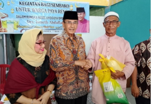 Ismeth Abdullah Bagikan 50 Paket Sembako untuk Warga Paya Rengas Karimun