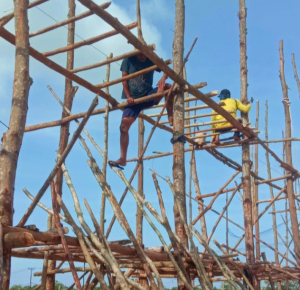 Pemuda Parit Rempak Gotong Royong Bangun Lampu Colok Sambut Idulfitri 1447 H