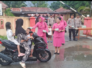 Polsek Pantai Cermin dan Bhayangkari Bagikan 100 Kotak Takjil kepada Pengguna Jalan