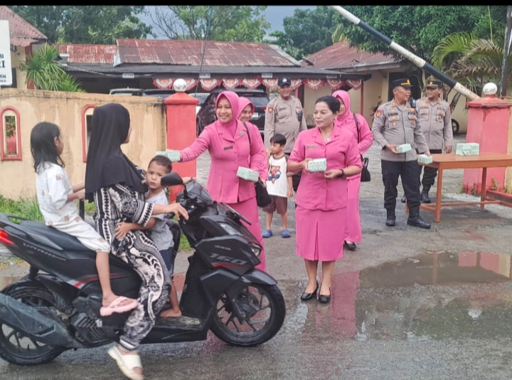 Polsek Pantai Cermin dan Bhayangkari Bagikan 100 Kotak Takjil kepada Pengguna Jalan