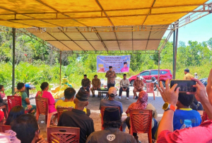 Ismeth Abdullah Salurkan Sembako bagi Warga Kurang Mampu di Kampung Suka Jaya