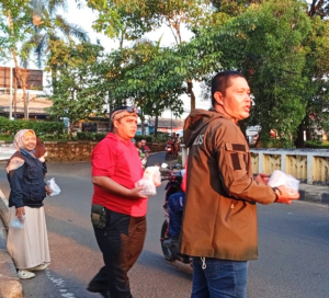 Ketua PW MIO Indonesia DKI Jakarta Gito Richardo didampingi Ketua PD MIO Indonesia Jakarta Timur  S. Erfan Nurali, serta Komandan Resimen BAGANA) PD MIO Indonesia Kota Jakarta Timur, Titik Suparti, terlihat turun langsung bagikan Takjil di wilayah Jl. Raya Gongseng Jakarta Timur. (dok/foto/tata)